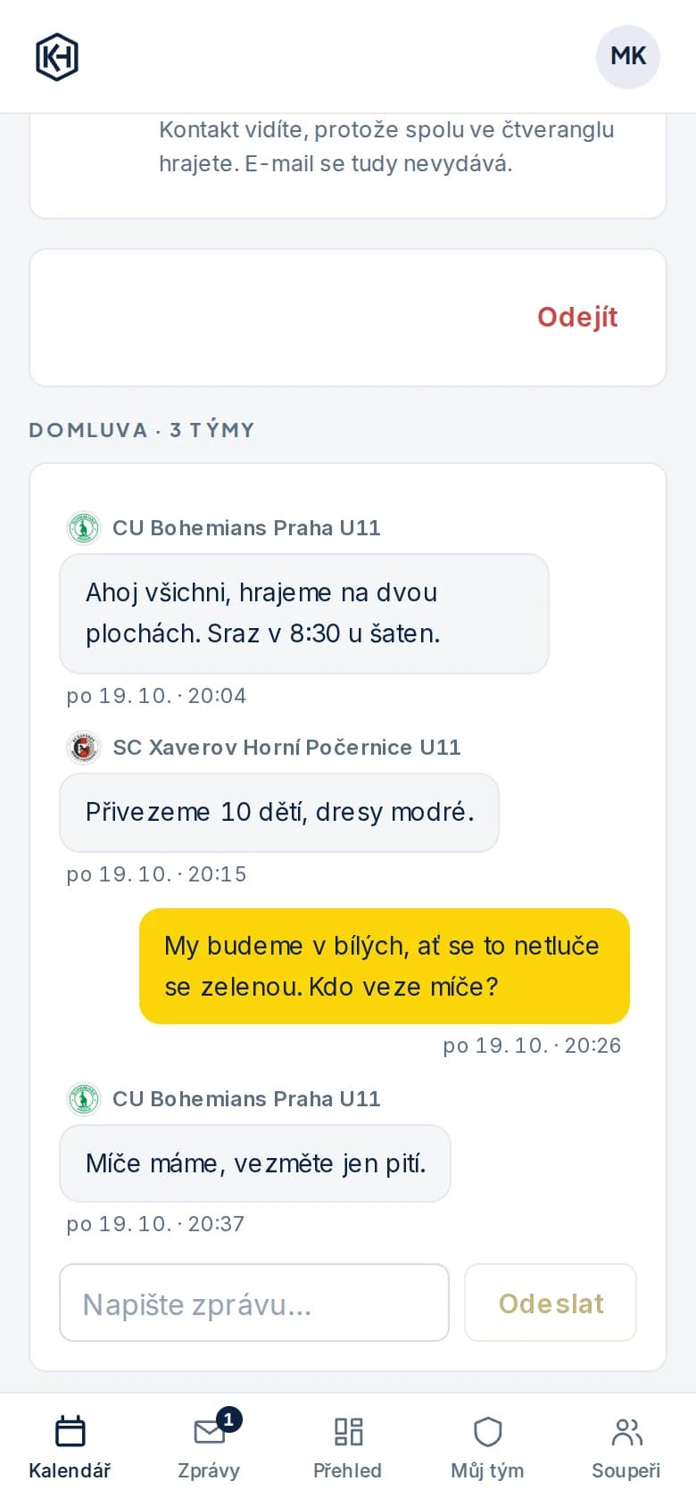 Společné vlákno čtveranglu: pořadatel píše o dvou hracích plochách a srazu v 8:30, Xaverov přiveze 10 dětí v modrých dresech, Motorlet bude v bílých a ptá se, kdo veze míče, pořadatel je má