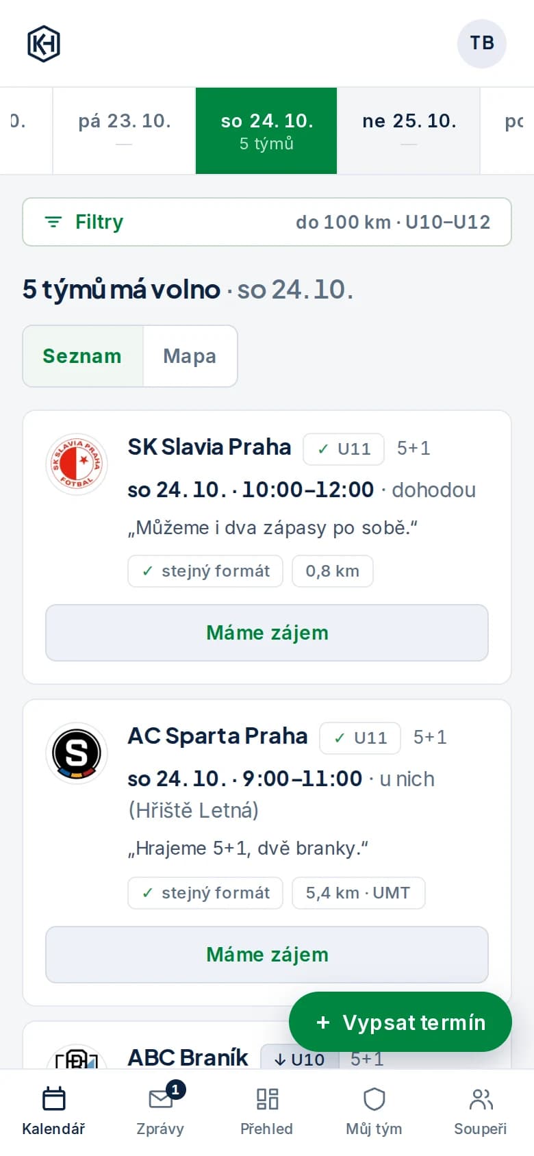 Tentýž kalendář na telefonu: pás dnů, karty soupeřů a spodní lišta